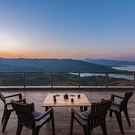 Eyes On The Lake By Stayvista - A Hillside Villa With A Captivating View Of The River Пуне Екстер'єр фото