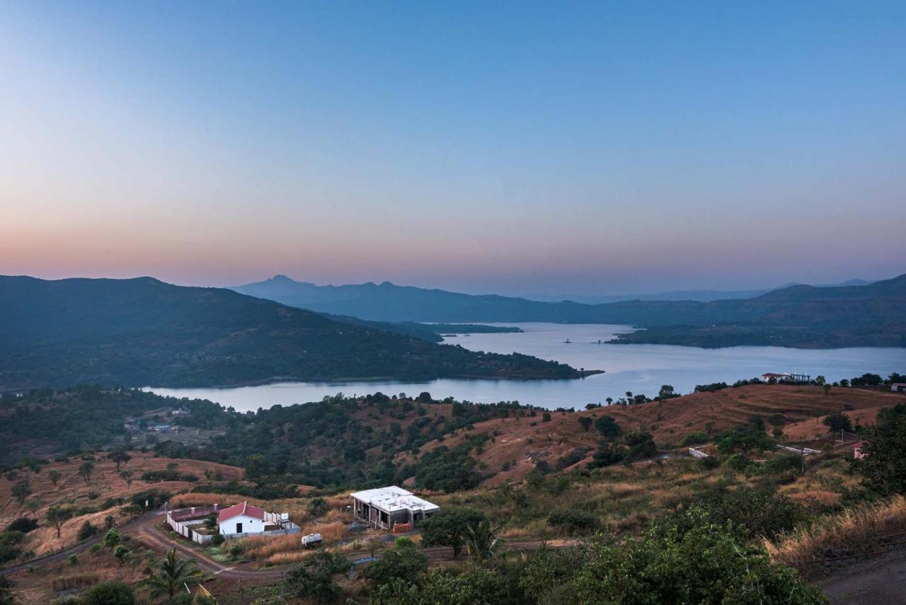 Eyes On The Lake By Stayvista - A Hillside Villa With A Captivating View Of The River Пуне Екстер'єр фото