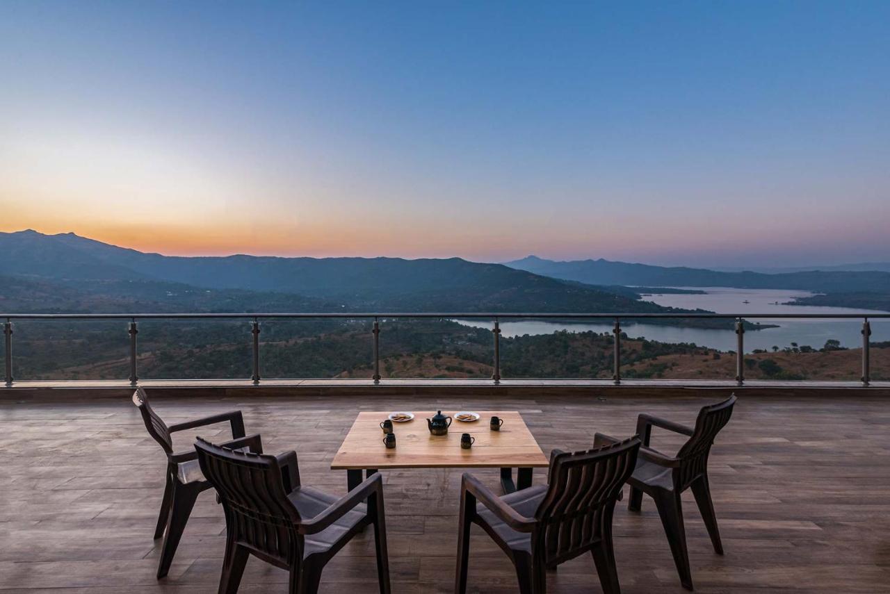 Eyes On The Lake By Stayvista - A Hillside Villa With A Captivating View Of The River Пуне Екстер'єр фото